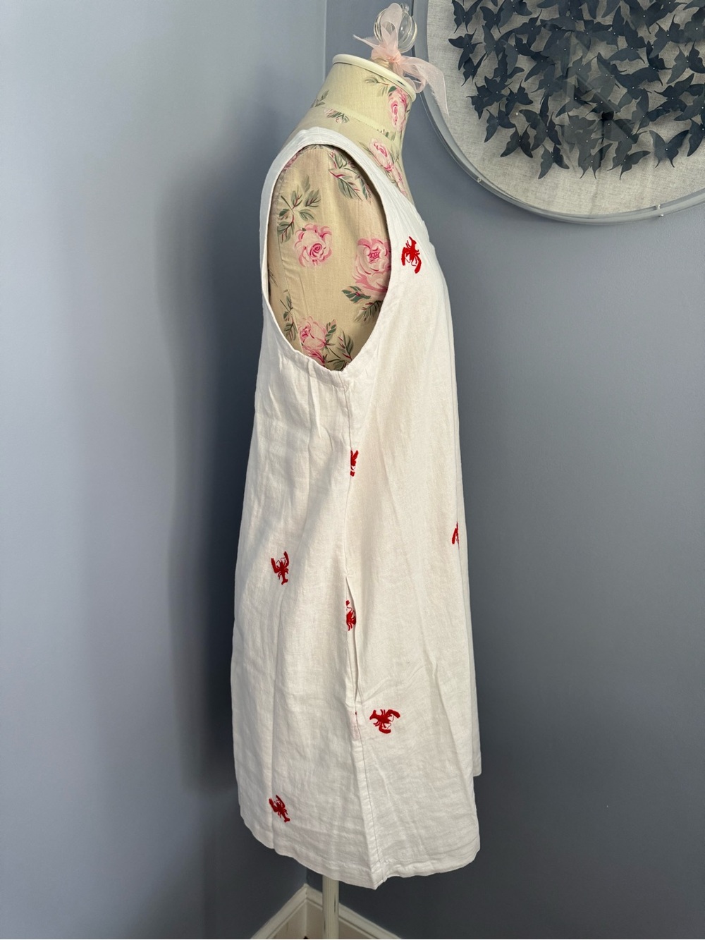 C&C California White Linen Dress with Embroidered Lobsters ๐ฆ - Picture 3 of 10